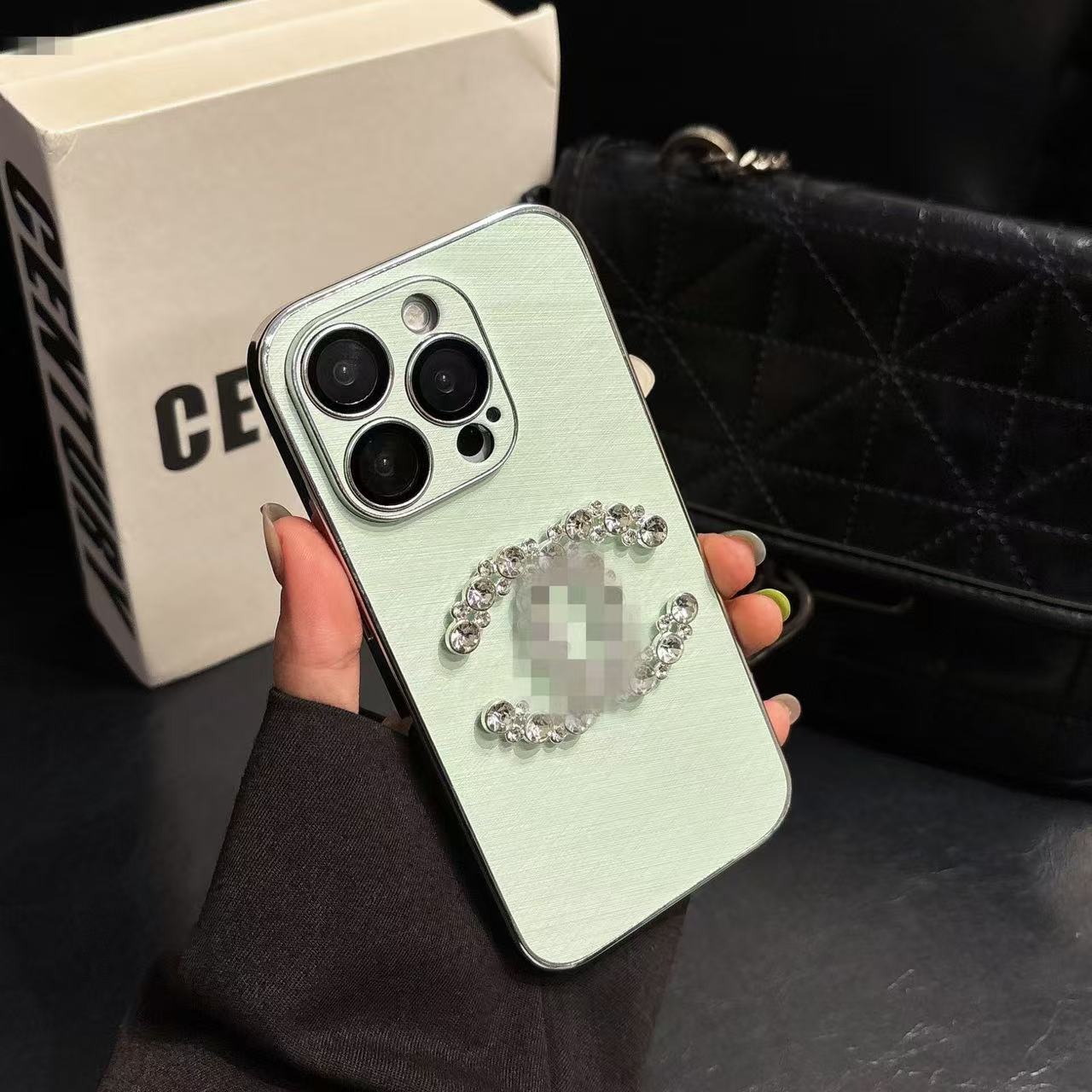 スマホケース 高級感 ダブルC 耐衝撃・防振性能に優れ、高級感あふれるスマホケースで、iPhone に対応