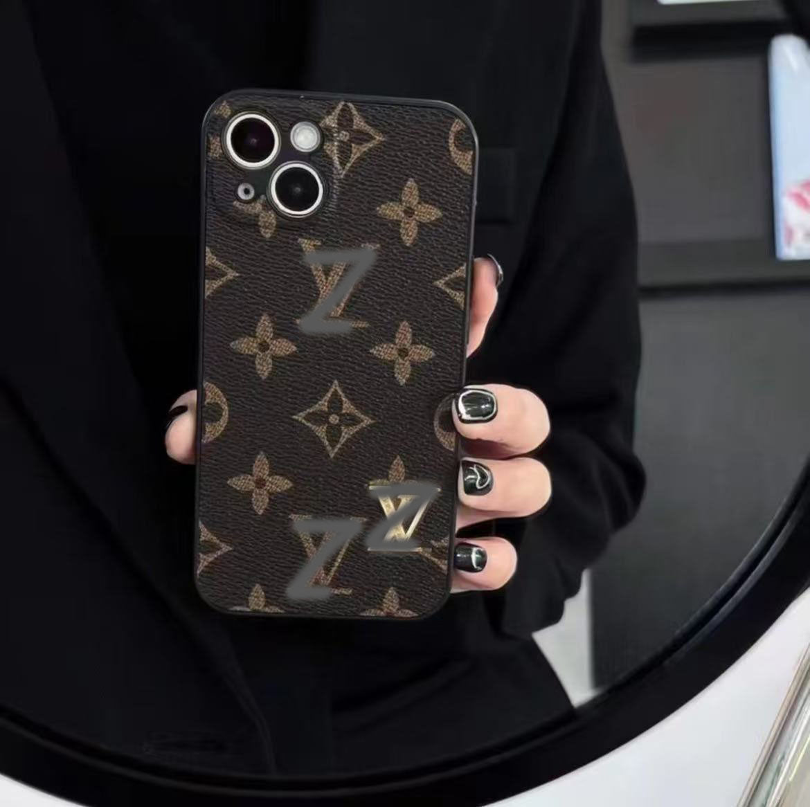 スマホケース 高級感 金属製のマークが付い ダブルV 耐衝撃・防振性能に優れ、高級感あふれるスマホケースで、iPhone に対応