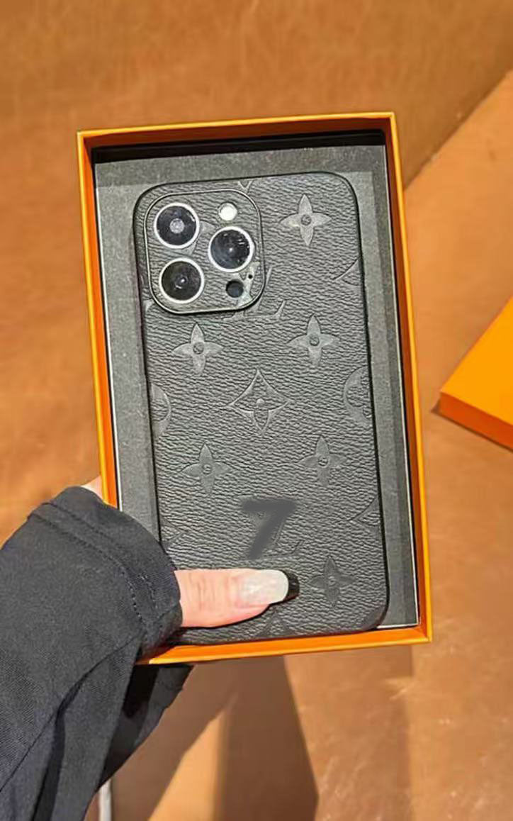 スマホケース 高級感 ダブルV 耐衝撃・防振性能に優れ、高級感あふれるスマホケースで、iPhone に対応