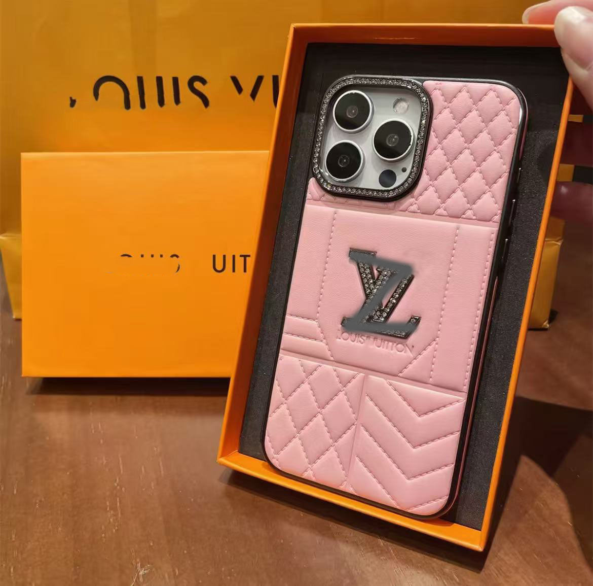 スマホケース 高級感 ラムスキン素材 ダブルV 耐衝撃・防振性能に優れ、高級感あふれるスマホケースで、iPhone に対応