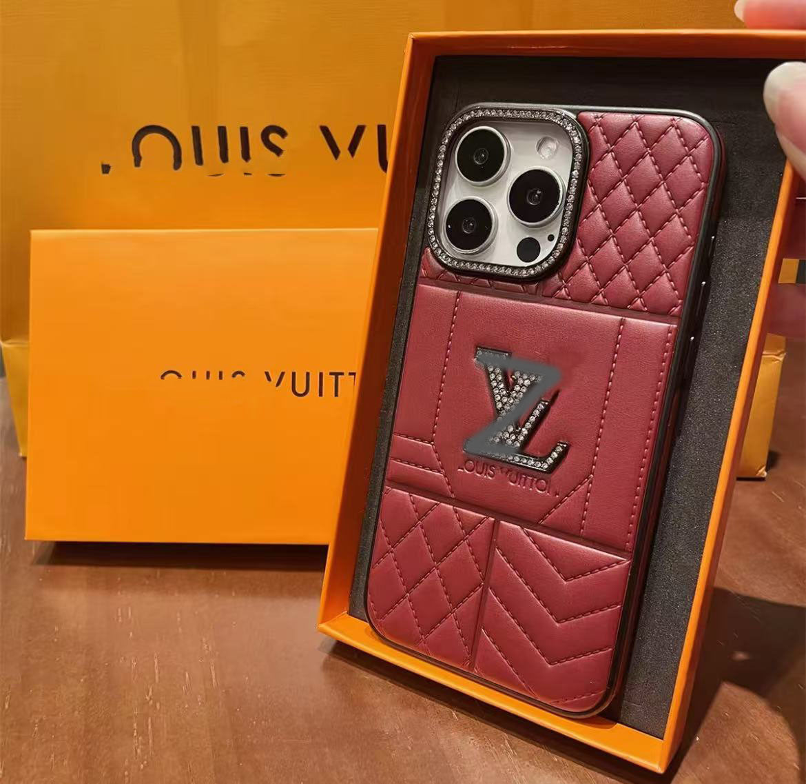 スマホケース 高級感 ラムスキン素材 ダブルV 耐衝撃・防振性能に優れ、高級感あふれるスマホケースで、iPhone に対応