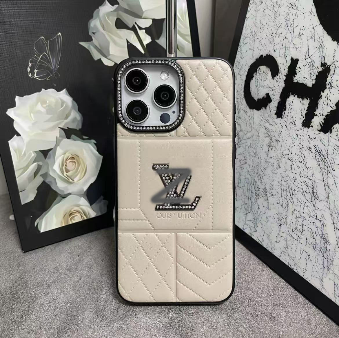 スマホケース 高級感 ラムスキン素材 ダブルV 耐衝撃・防振性能に優れ、高級感あふれるスマホケースで、iPhone に対応