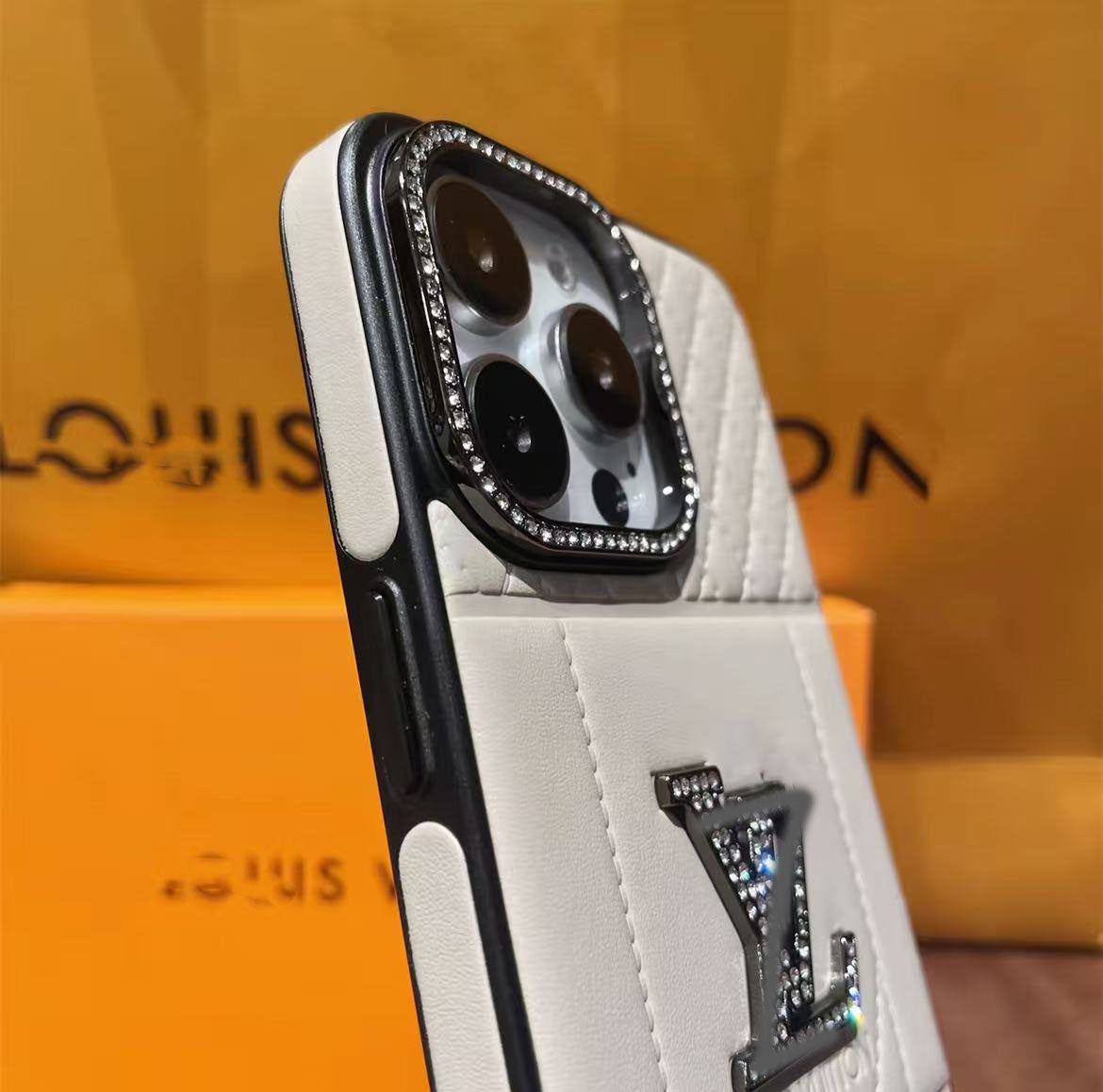 スマホケース 高級感 ラムスキン素材 ダブルV 耐衝撃・防振性能に優れ、高級感あふれるスマホケースで、iPhone に対応