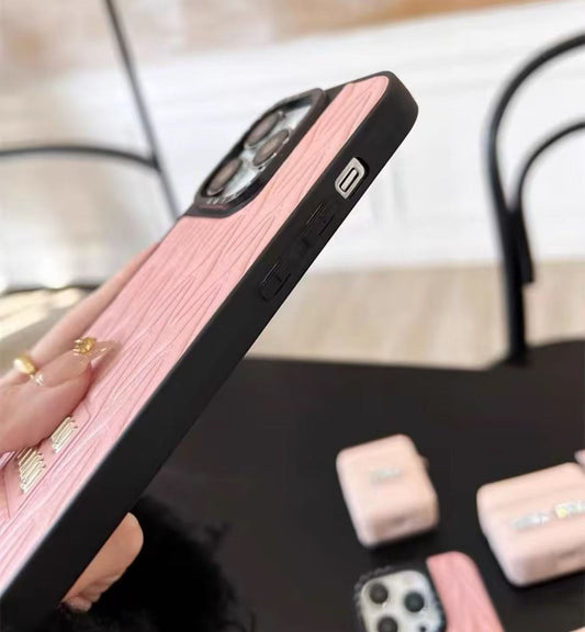 スマホケース  高級感 レザー製  ダブルmiu 耐衝撃・防振性能に優れ、高級感あふれるスマホケースで、iPhone に対応