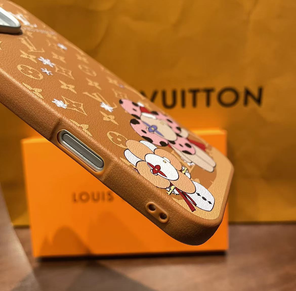 スマホケース 高級感 クリスマスシリーズ ダブルV 耐衝撃・防振性能に優れ、高級感あふれるスマホケースで、iPhone に対応