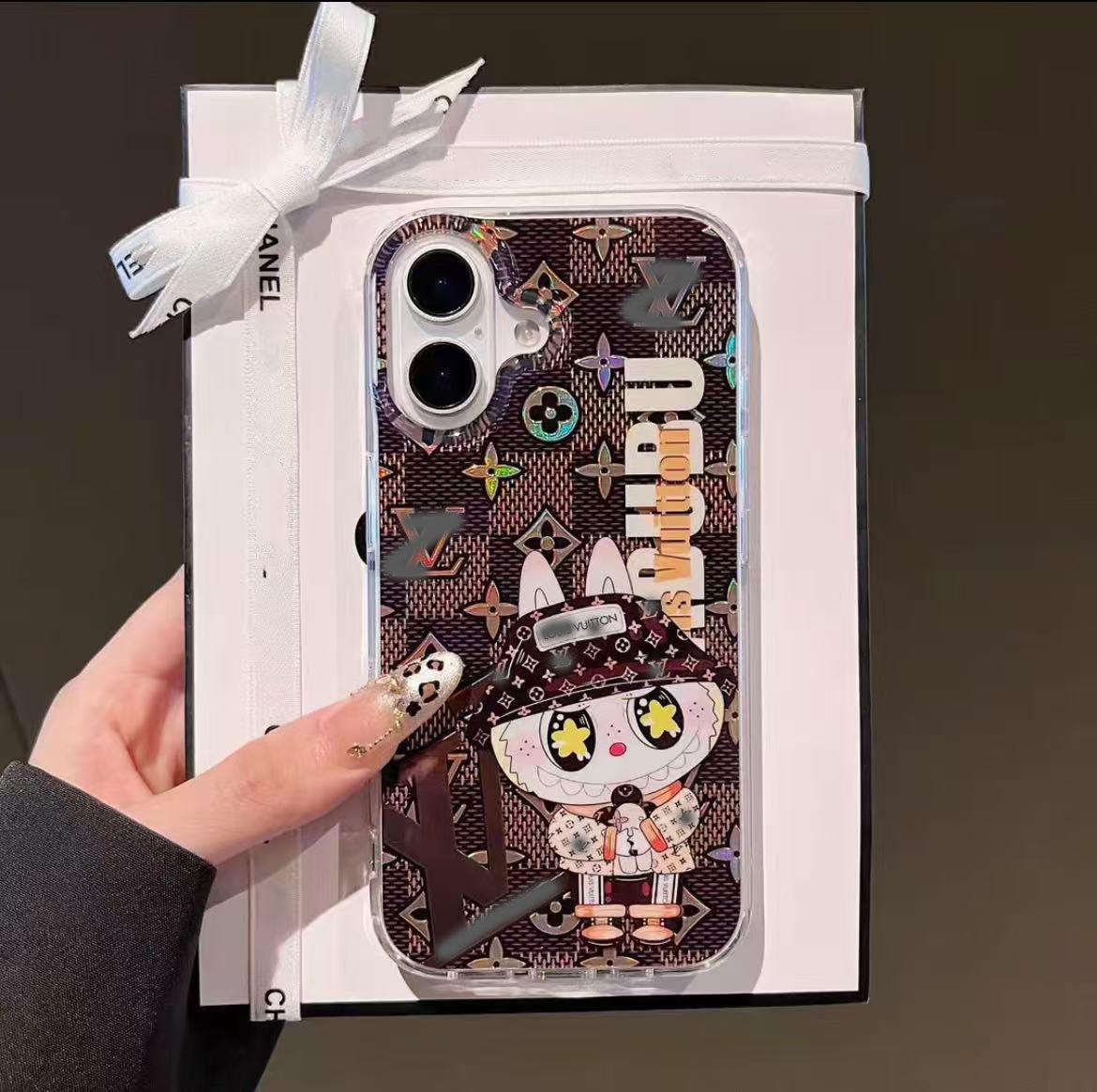 スマホケース 高級感 labubuシリーズ ダブルV 耐衝撃・防振性能に優れ、高級感あふれるスマホケースで、iPhone に対応