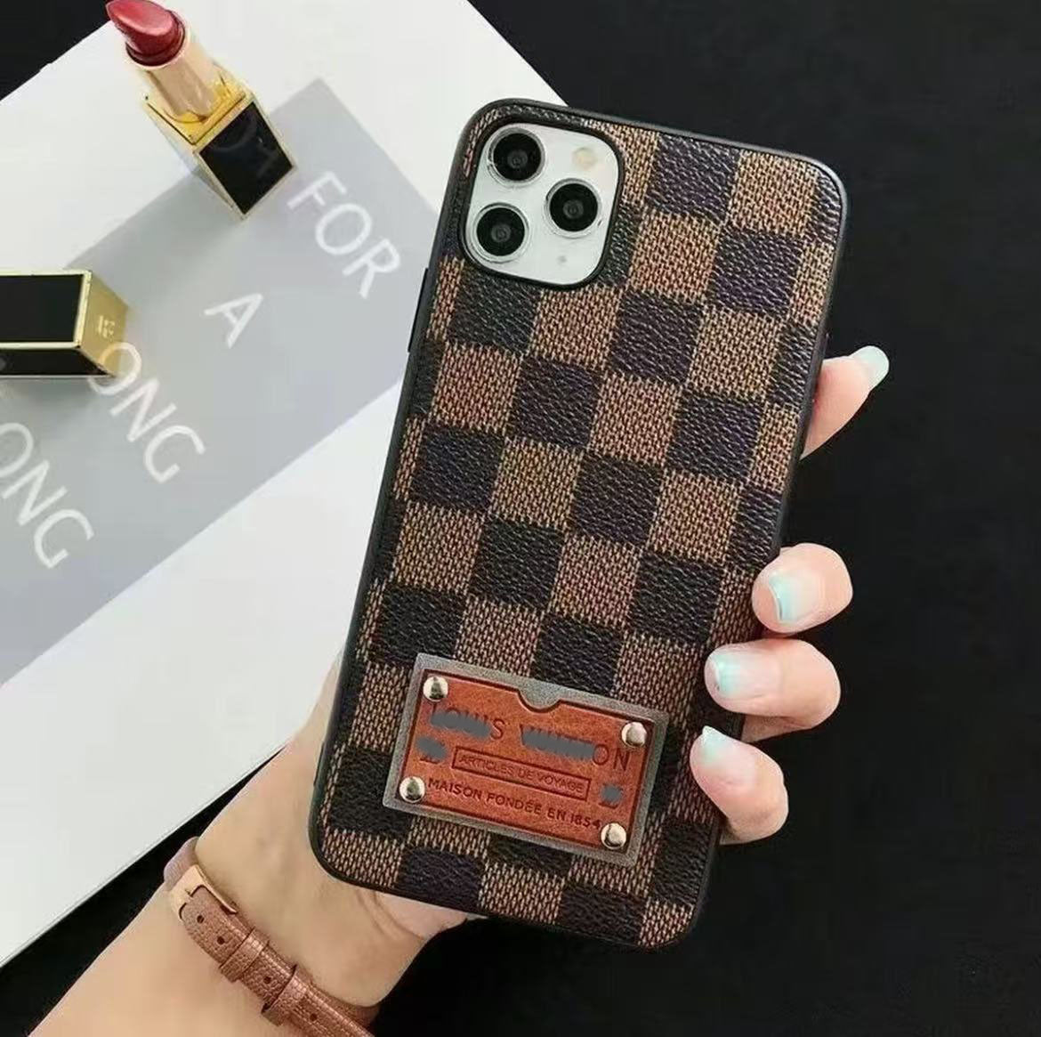 スマホケース 高級感 ダブルV 耐衝撃・防振性能に優れ、高級感あふれるスマホケースで、iPhone に対応