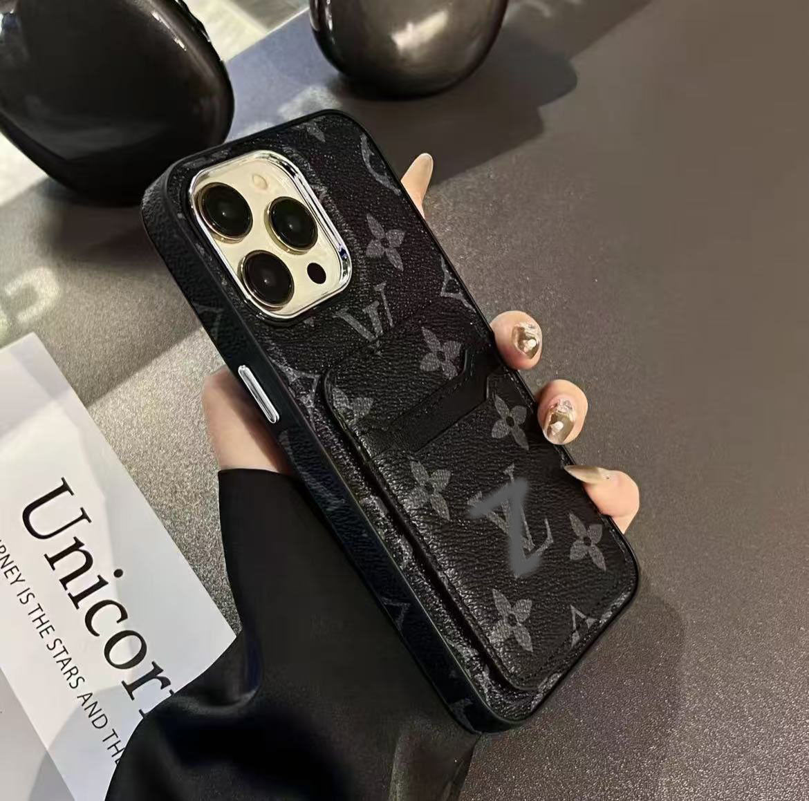 スマホケース 高級感 カードを差し込めるスマホケース ダブルV 耐衝撃・防振性能に優れ、高級感あふれるスマホケースで、iPhone に対応