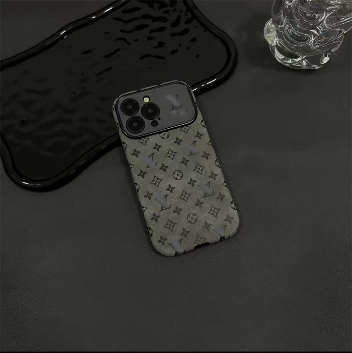 スマホケース マット調の質感 ダブルV 耐衝撃・防振性能に優れ、高級感あふれるスマホケースで、iPhone に対応