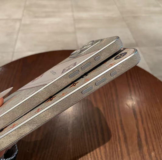 スマホケース  革製高級感  ダブルV 耐衝撃・防振性能に優れ、高級感あふれるスマホケースで、iPhone13~16 に対応