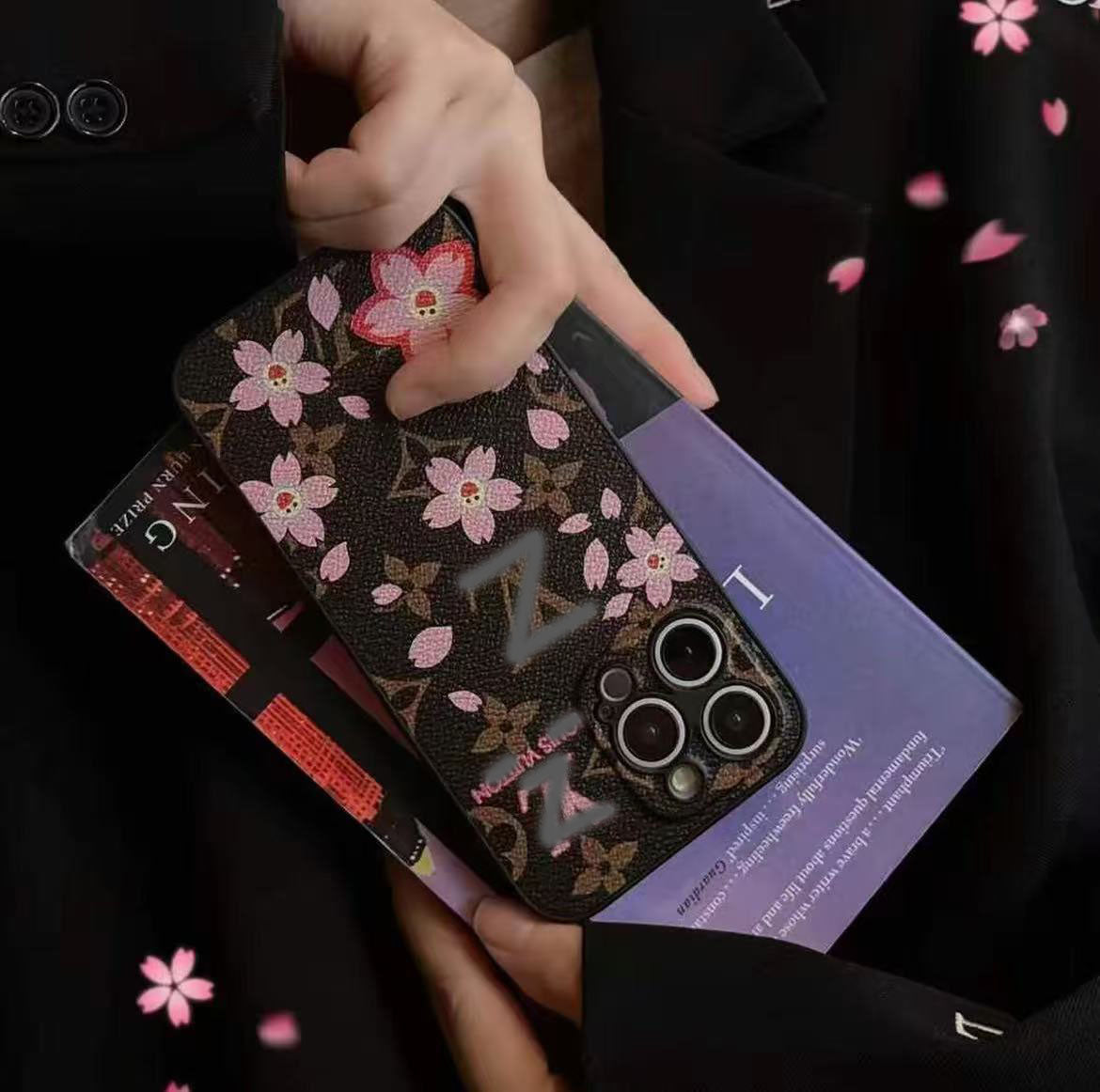 スマホケース 桜テーマ高級感 ダブルV 耐衝撃・防振性能に優れ、高級感あふれるスマホケースで、iPhone に対応