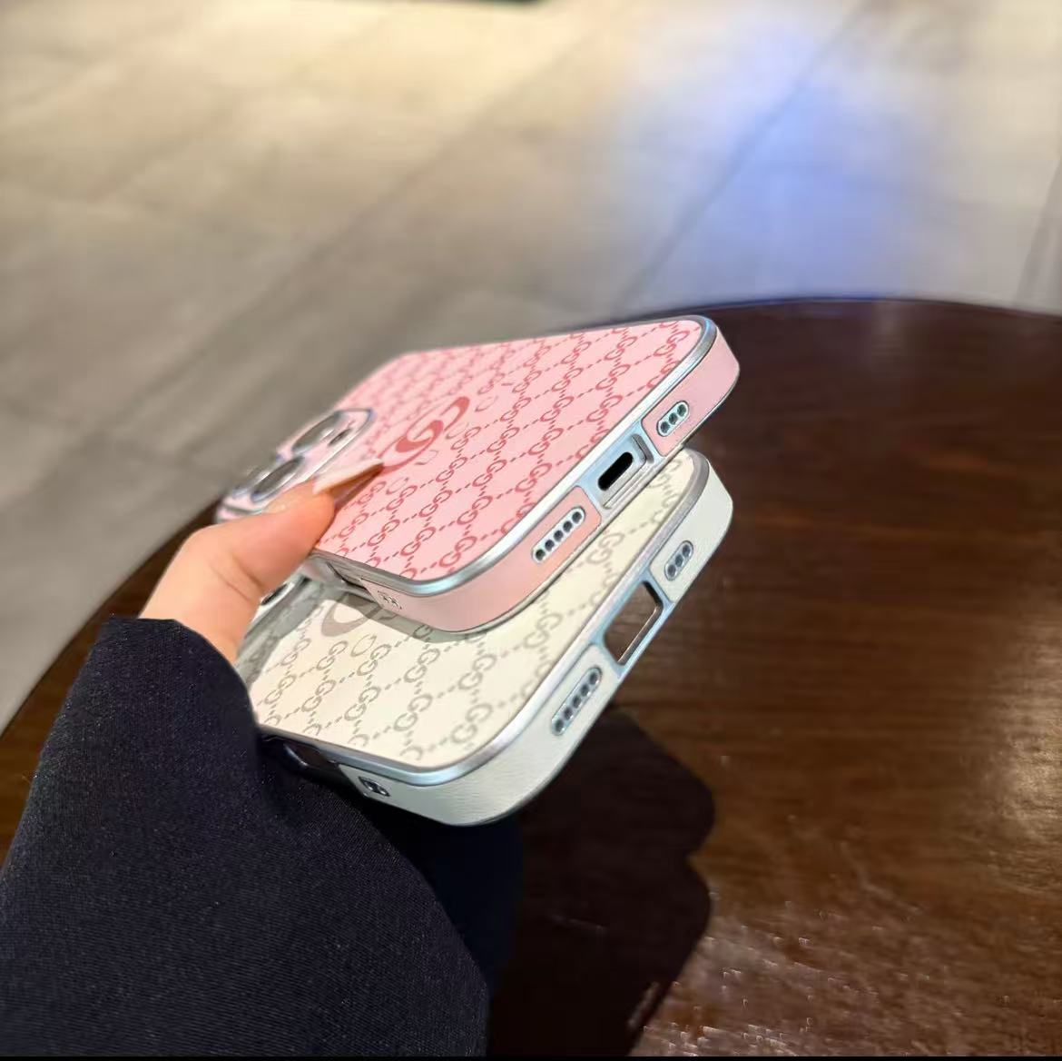 スマホケース 高級感皮革素材 ダブルG 耐衝撃・防振性能に優れ、高級感あふれるスマホケースで、iPhone に対応