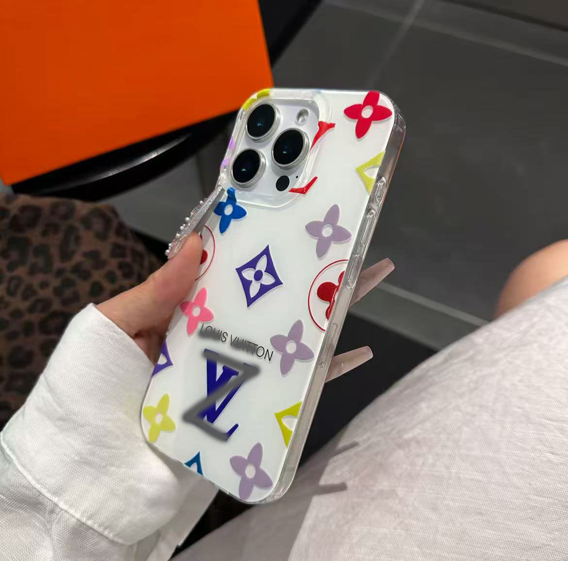 スマホケース アクリルジェリース 高級感 ダブルV 耐衝撃・防振性能に優れ、高級感あふれるスマホケースで、iPhone に対応