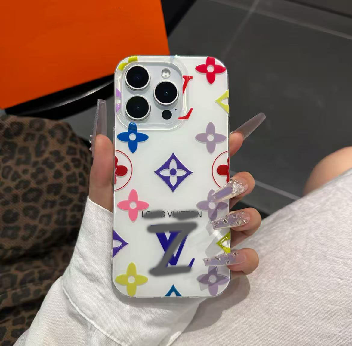 スマホケース アクリルジェリース 高級感 ダブルV 耐衝撃・防振性能に優れ、高級感あふれるスマホケースで、iPhone に対応
