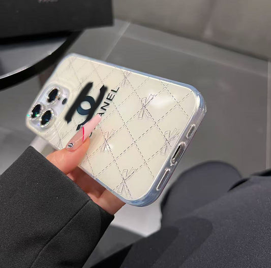 スマホケース  香水テーマ  透明高級感  ダブルC 耐衝撃・防振性能に優れ、高級感あふれるスマホケースで、iPhone13~16に対応