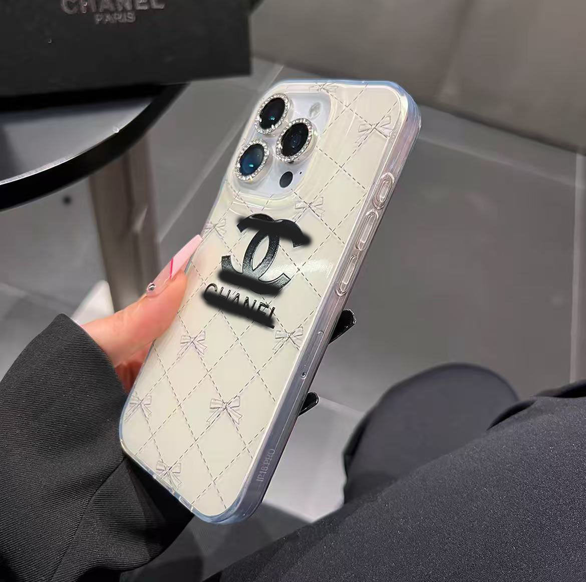 スマホケース 香水テーマ 透明高級感 ダブルC 耐衝撃・防振性能に優れ、高級感あふれるスマホケースで、iPhone に対応