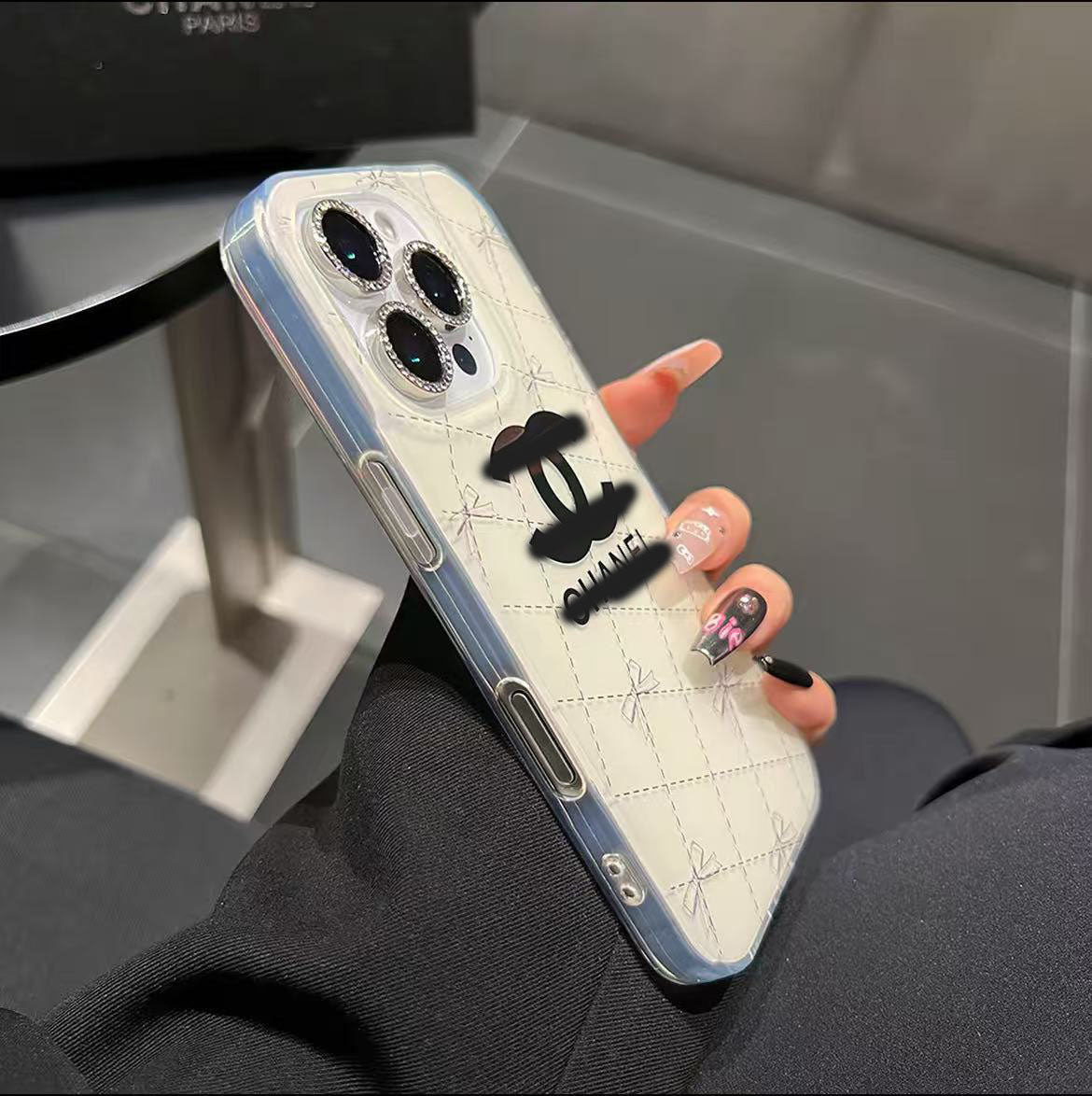 スマホケース 香水テーマ 透明高級感 ダブルC 耐衝撃・防振性能に優れ、高級感あふれるスマホケースで、iPhone に対応