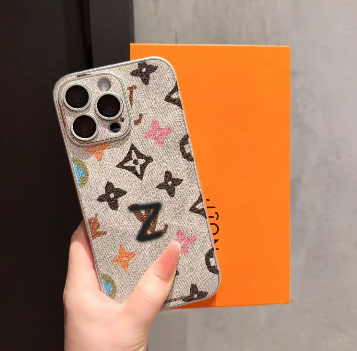 スマホケース 革製手描き風 高級感 ダブルV 耐衝撃・防振性能に優れ、高級感あふれるスマホケースで、iPhone に対応