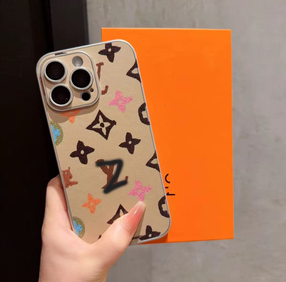 スマホケース 革製手描き風 高級感 ダブルV 耐衝撃・防振性能に優れ、高級感あふれるスマホケースで、iPhone に対応