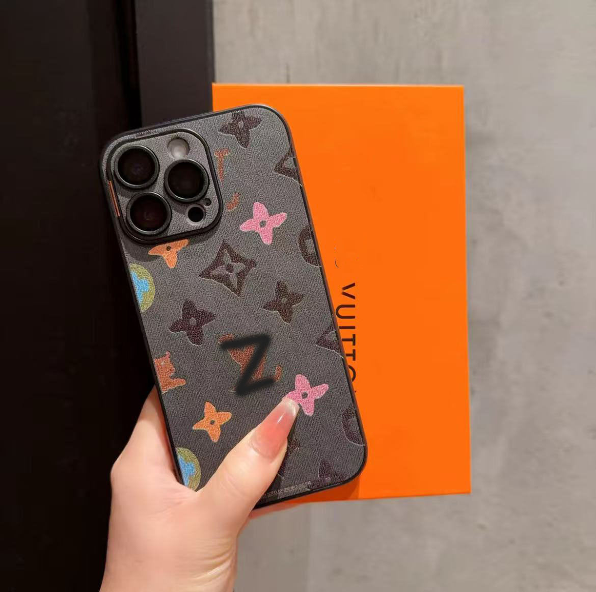 スマホケース 革製手描き風 高級感 ダブルV 耐衝撃・防振性能に優れ、高級感あふれるスマホケースで、iPhone に対応