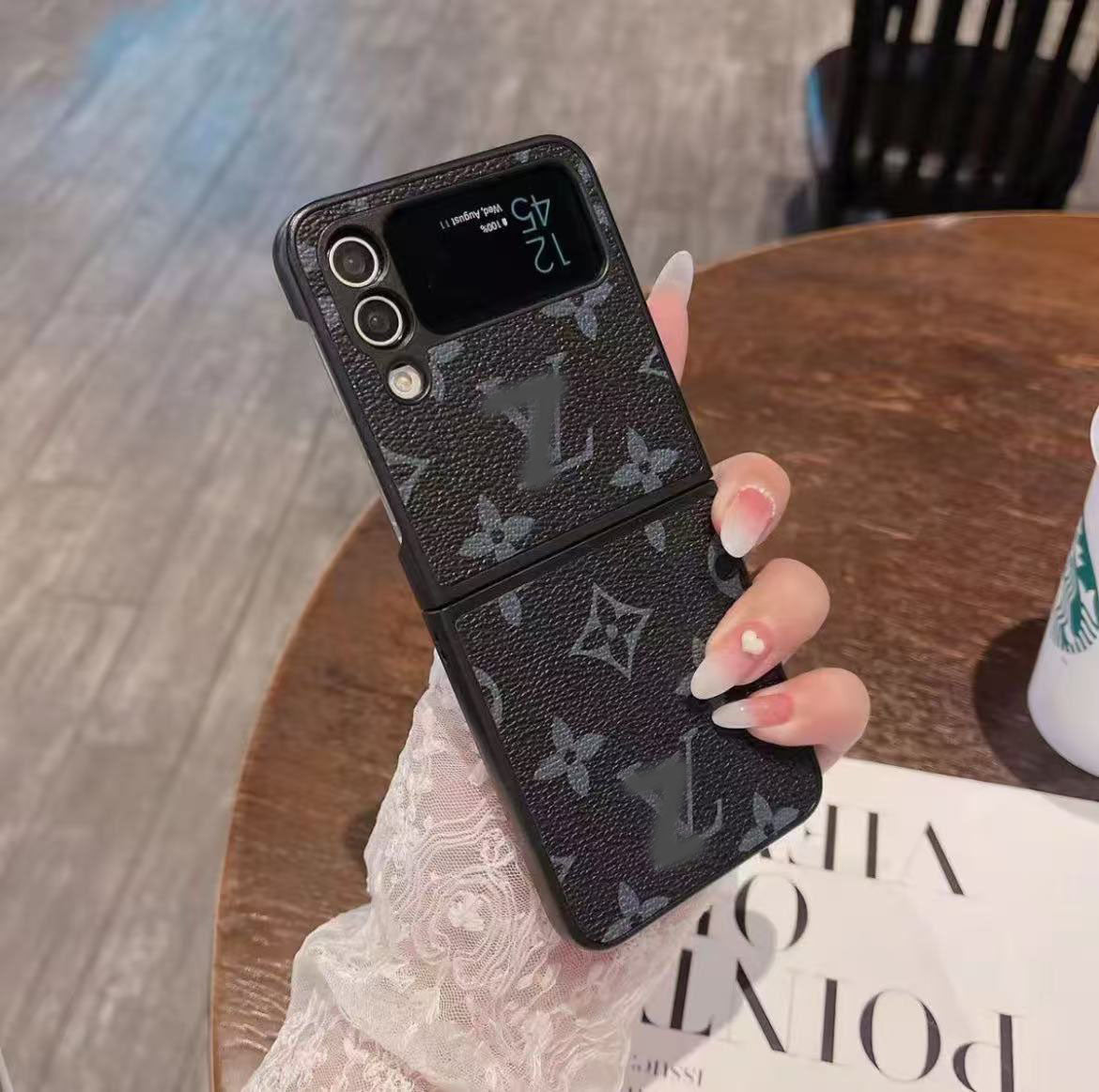 スマホケース 高級感 ダブルV Galaxy Z Flip 専用 耐衝撃・防振性能に優れ、高級感あふれるスマホケースで、iPhone に対応