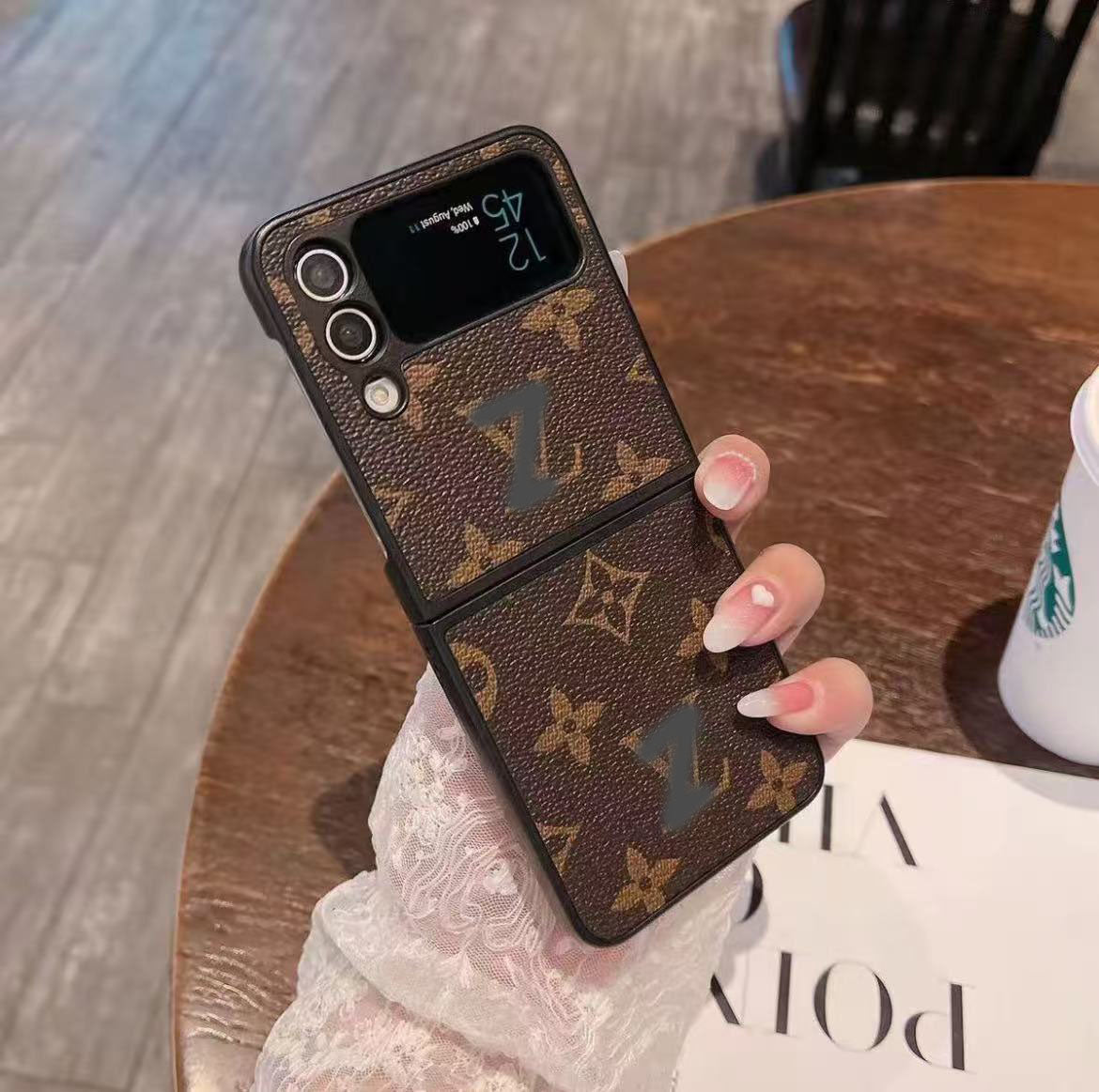 スマホケース 高級感 ダブルV Galaxy Z Flip 専用 耐衝撃・防振性能に優れ、高級感あふれるスマホケースで、iPhone に対応