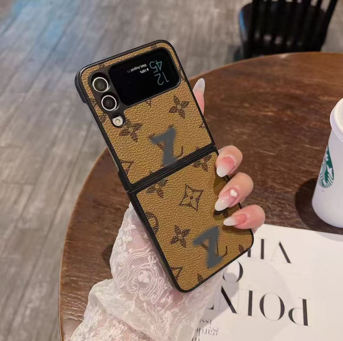 スマホケース 高級感 ダブルV Galaxy Z Flip 専用 耐衝撃・防振性能に優れ、高級感あふれるスマホケースで、iPhone に対応