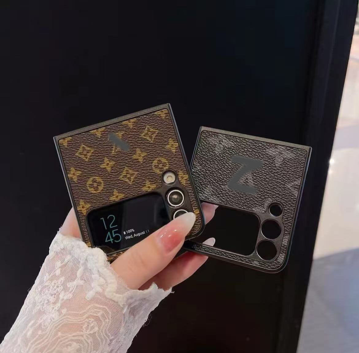 スマホケース 高級感 ダブルV Galaxy Z Flip 専用 耐衝撃・防振性能に優れ、高級感あふれるスマホケースで、iPhone に対応