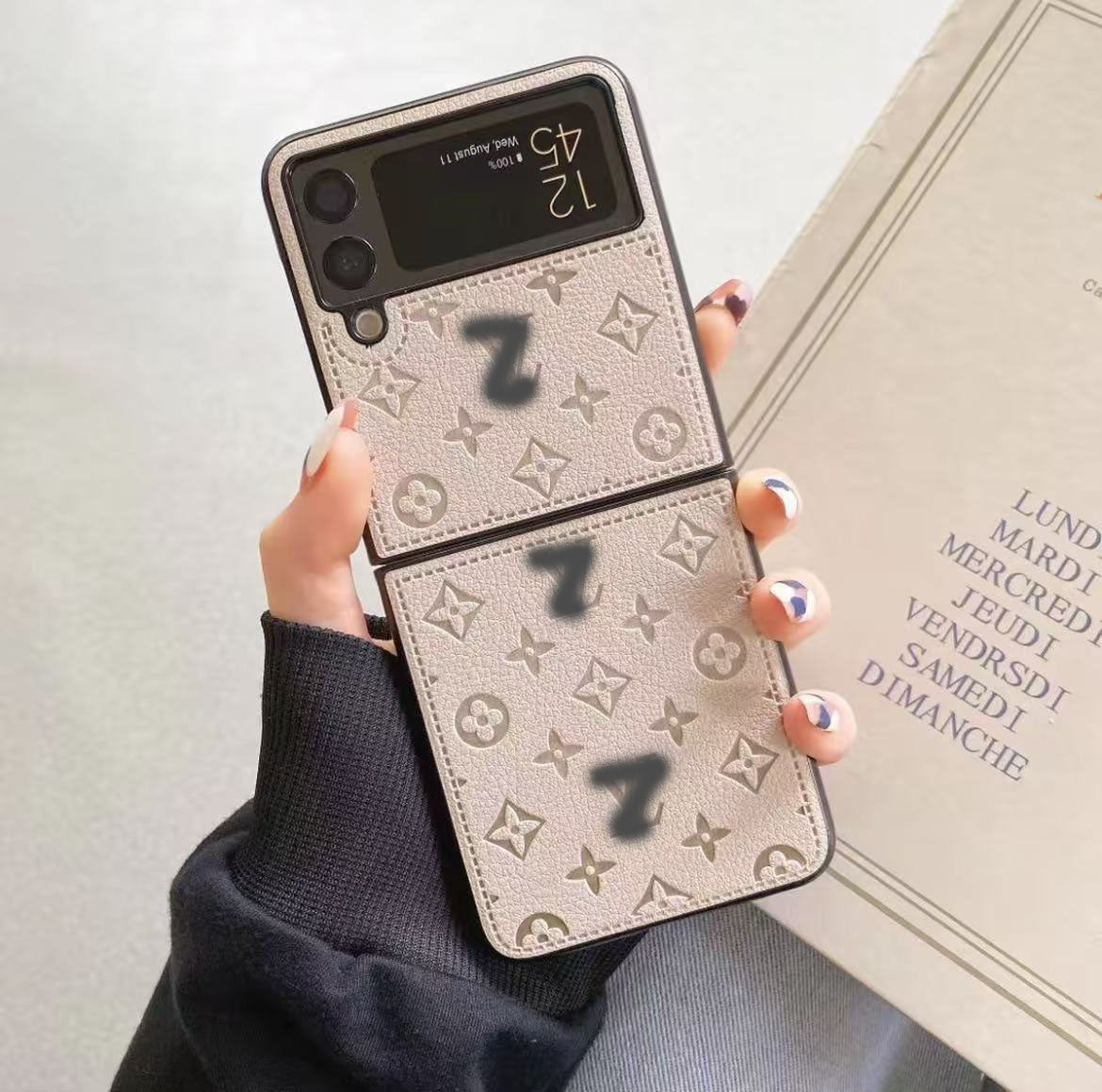スマホケース 高級感 ダブルV Galaxy Z Flip 専用 耐衝撃・防振性能に優れ、高級感あふれるスマホケースで、iPhone に対応