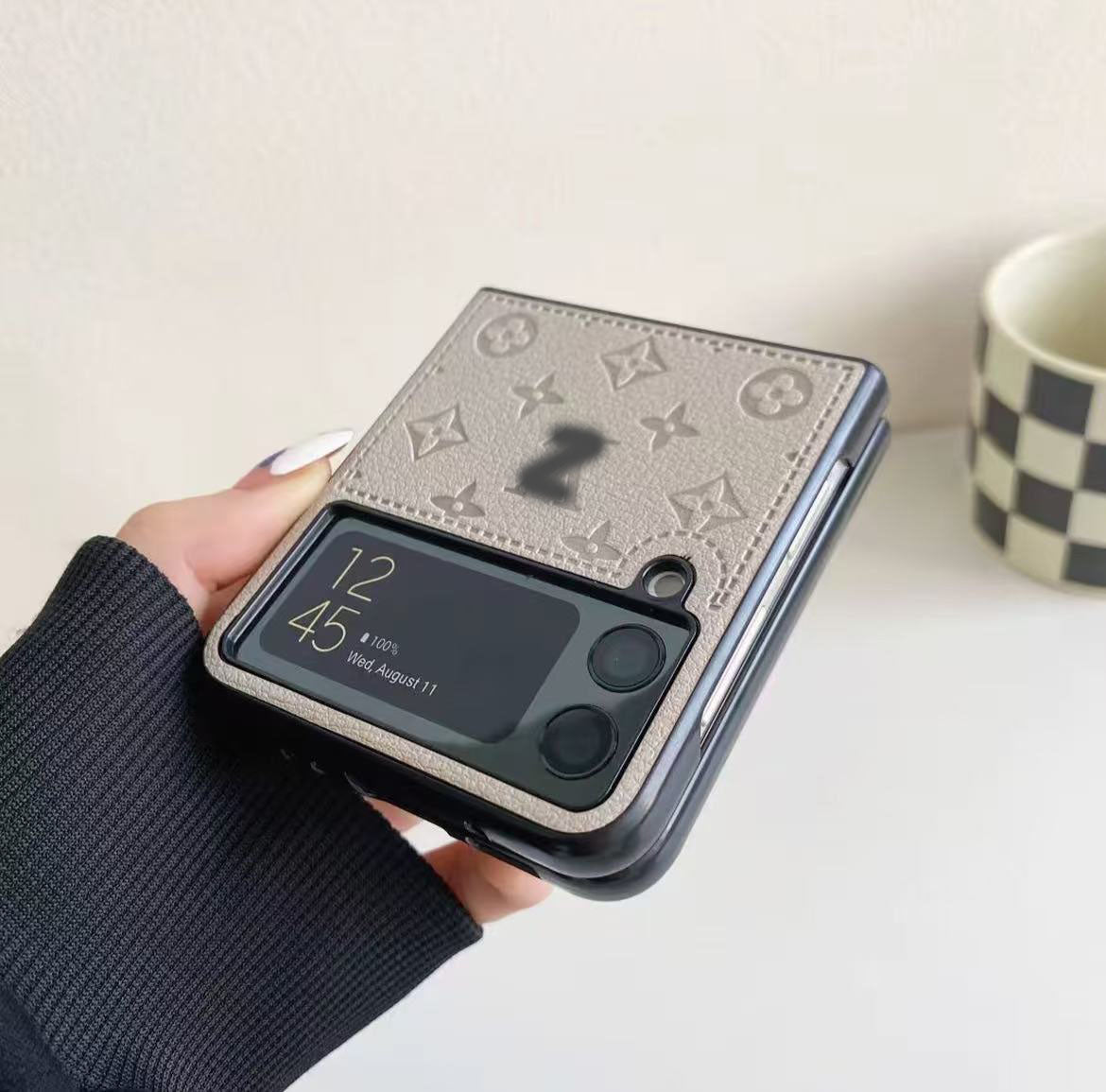 スマホケース 高級感 ダブルV Galaxy Z Flip 専用 耐衝撃・防振性能に優れ、高級感あふれるスマホケースで、iPhone に対応