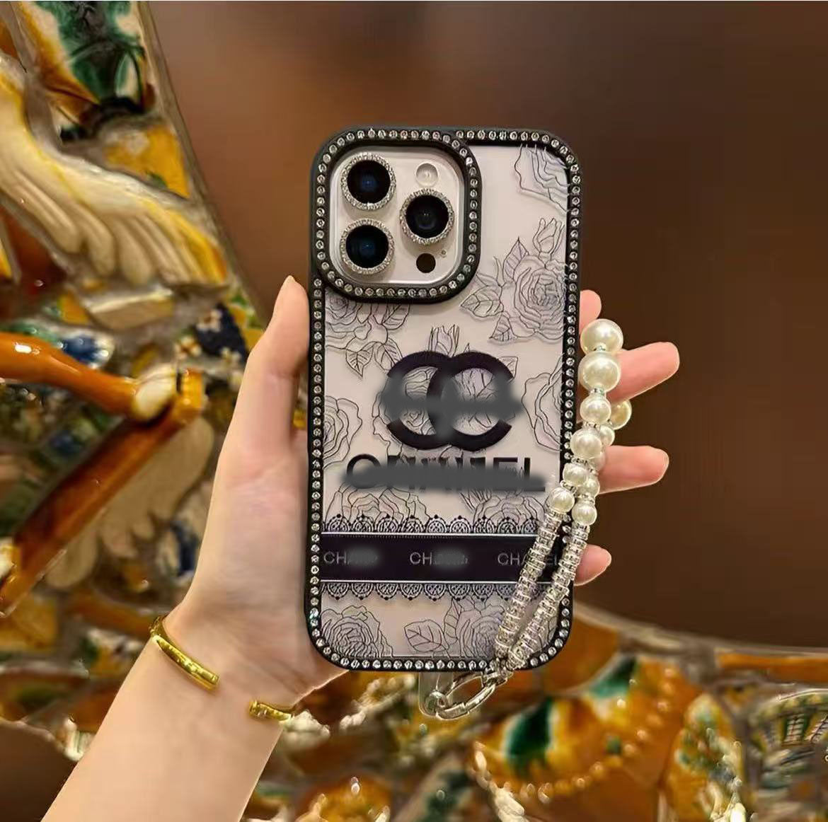 スマホケース  両面ダイヤモンドドット + ブレスレット  ダブルC  耐衝撃・防振性能に優れ、高級感あふれるスマホケースで、iPhone11~17 に対応