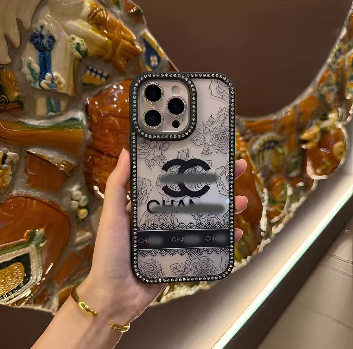 スマホケース  両面ダイヤモンドドット + ブレスレット  ダブルC  耐衝撃・防振性能に優れ、高級感あふれるスマホケースで、iPhone11~17 に対応