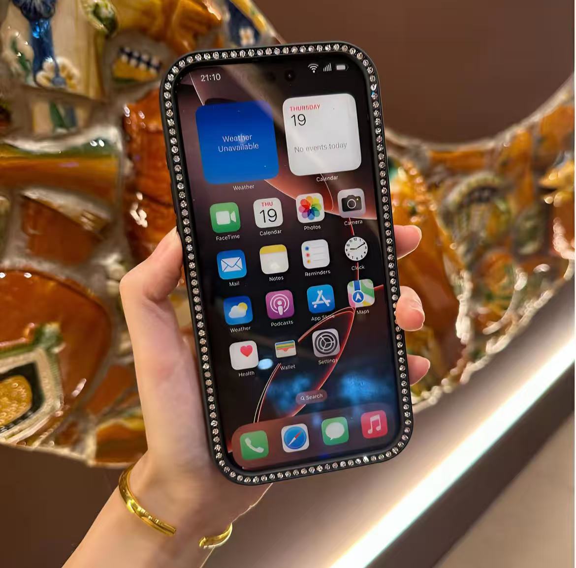 スマホケース 両面ダイヤモンドドット + ブレスレット ダブルC 耐衝撃・防振性能に優れ、高級感あふれるスマホケースで、iPhone に対応