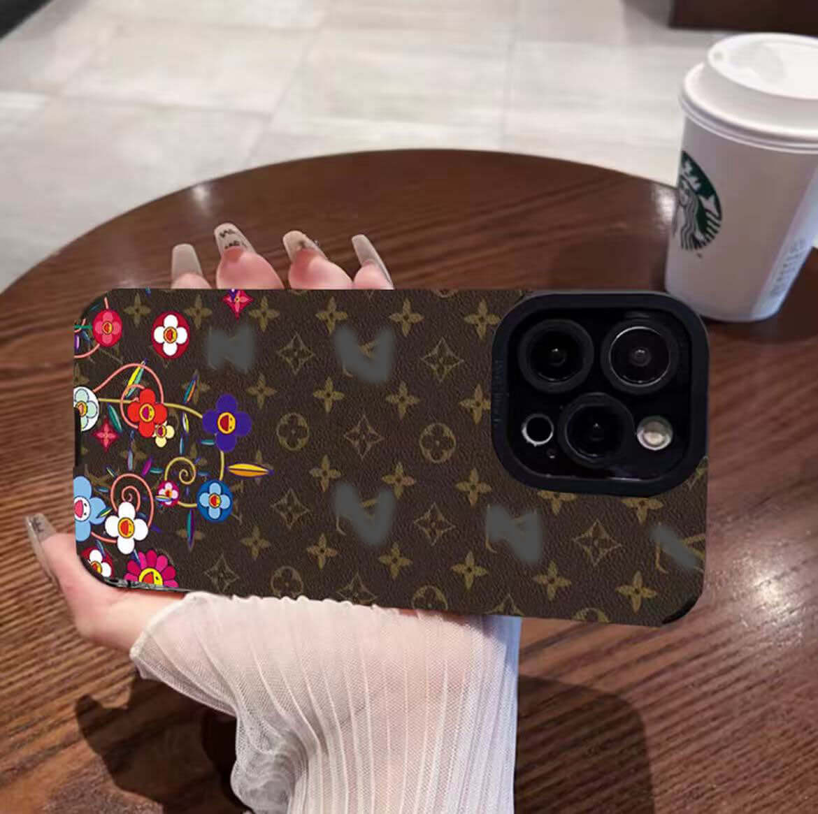 スマホケース 高級感 グラフィティ ダブルV 耐衝撃・防振性能に優れ、高級感あふれるスマホケースで、iPhone に対応