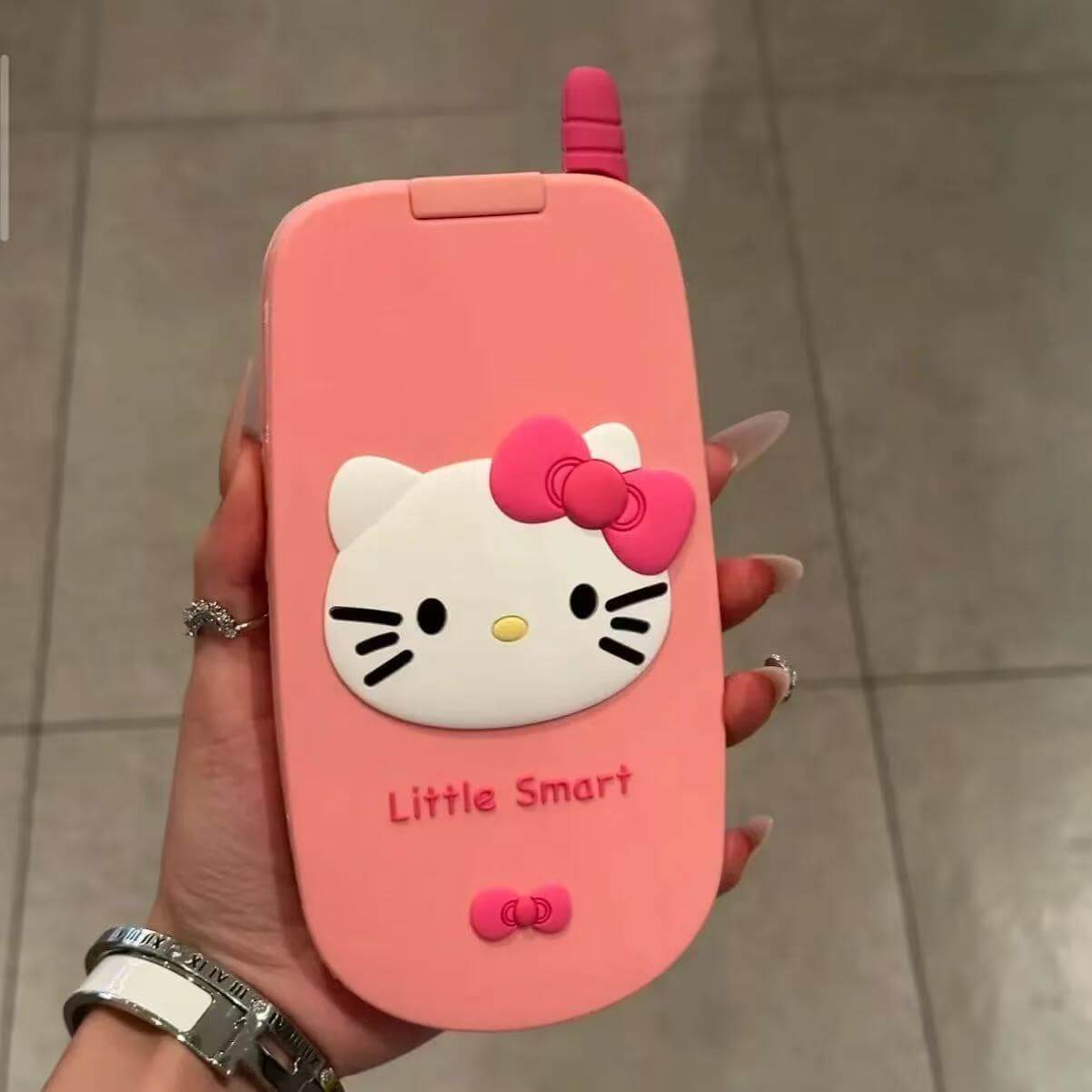 スマホケース  折りたたみ式カートゥーンスマホケース  耐衝撃・防振性能に優れ、高級感あふれるスマホケースで、iPhone に対応