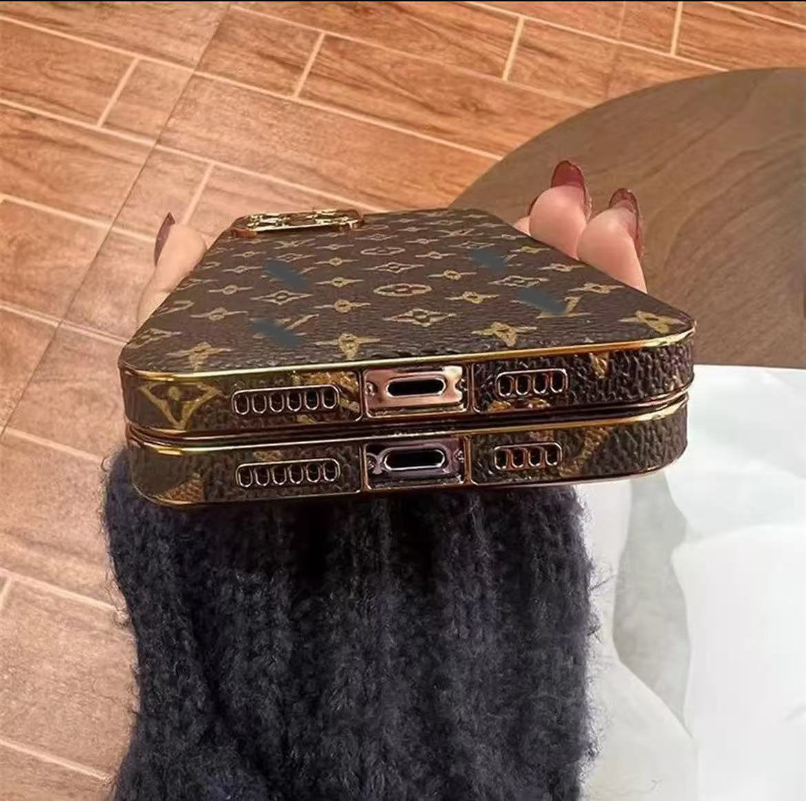 スマホケース 高級感メッキスマホケース ダブルV 耐衝撃・防振性能に優れ、高級感あふれるスマホケースで、iPhone に対応