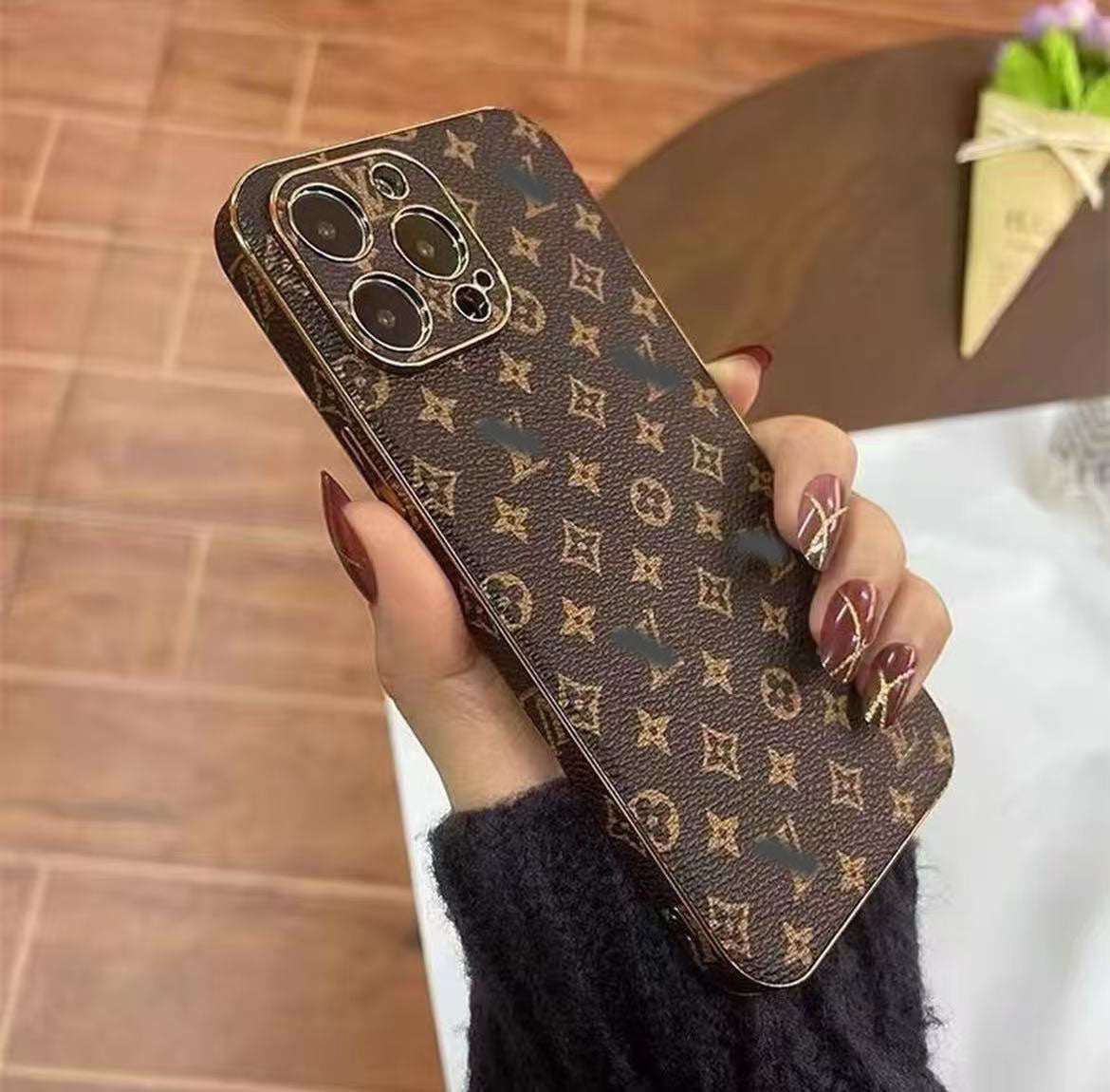 スマホケース 高級感メッキスマホケース ダブルV 耐衝撃・防振性能に優れ、高級感あふれるスマホケースで、iPhone に対応