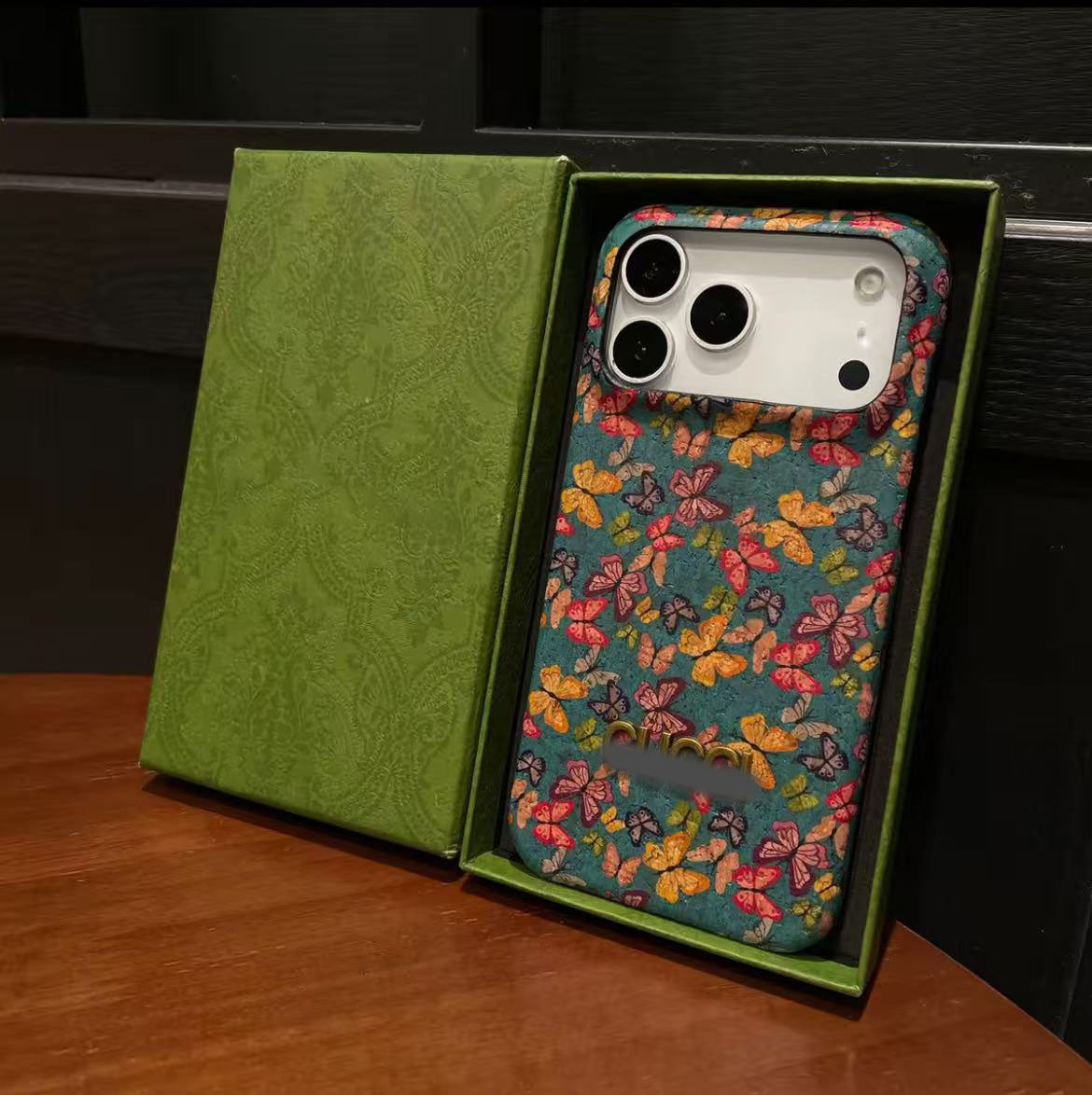 スマホケース  高級感  ダブルG 耐衝撃・防振性能に優れ、高級感あふれるスマホケースで、iPhone12~17 に対応