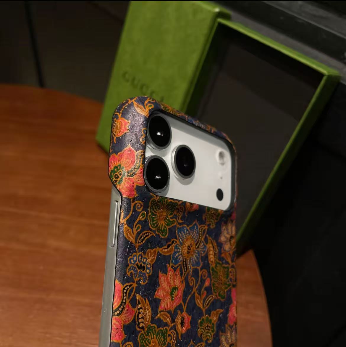 スマホケース  高級感  ダブルG 耐衝撃・防振性能に優れ、高級感あふれるスマホケースで、iPhone12~17 に対応