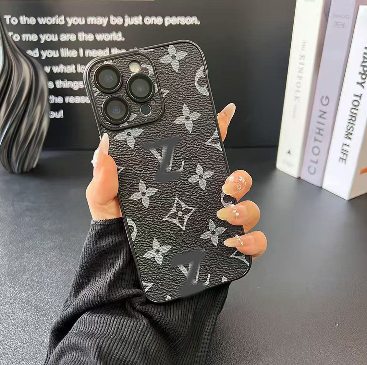 スマホケース  高級感ノーボーダーマホケース  ダブルV 耐衝撃・防振性能に優れ、高級感あふれるスマホケースで、iPhone13~16 に対応