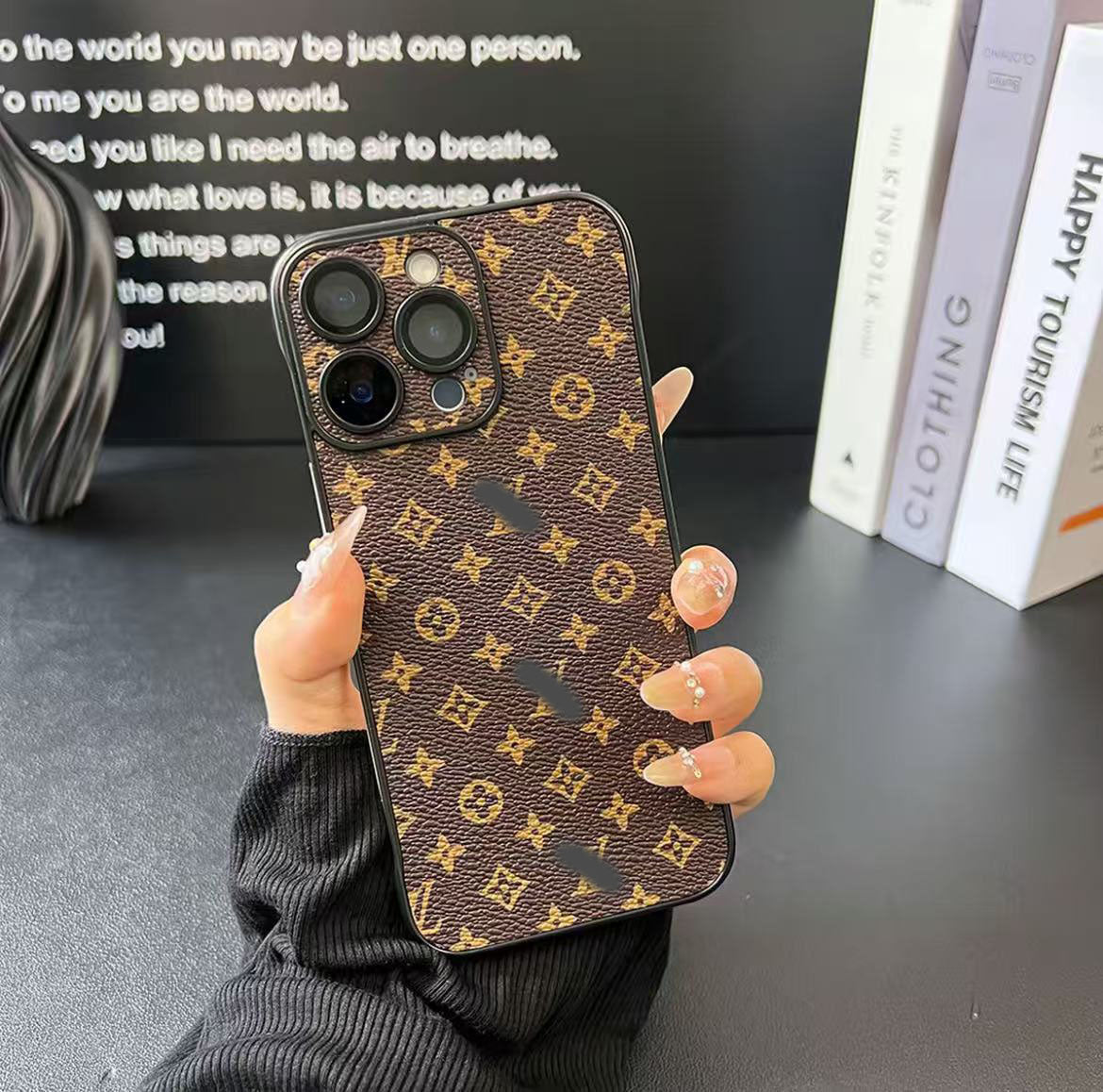 スマホケース  高級感ノーボーダーマホケース  ダブルV 耐衝撃・防振性能に優れ、高級感あふれるスマホケースで、iPhone13~16 に対応