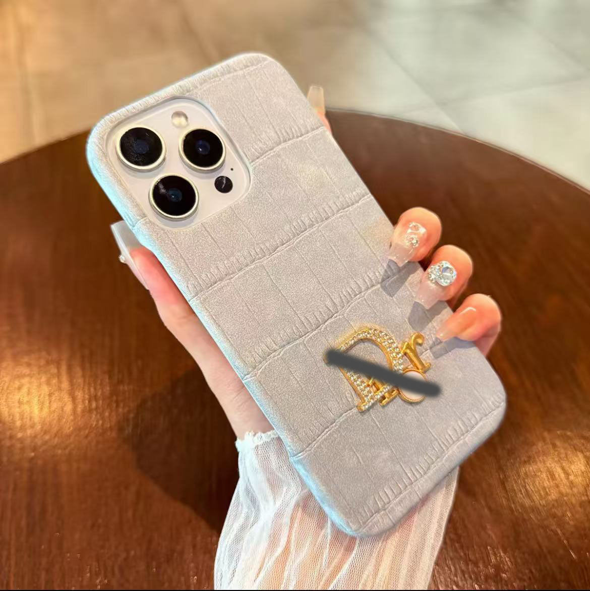 スマホケース ベルベット高級感 ダブルDi** 耐衝撃・防振性能に優れ、高級感あふれるスマホケースで、iPhone に対応