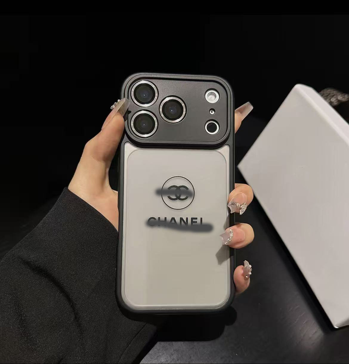 スマホケース  高級マット調の質感  ダブルV&C&G 耐衝撃・防振性能に優れ、高級感あふれるスマホケースで、iPhone11~17 に対応