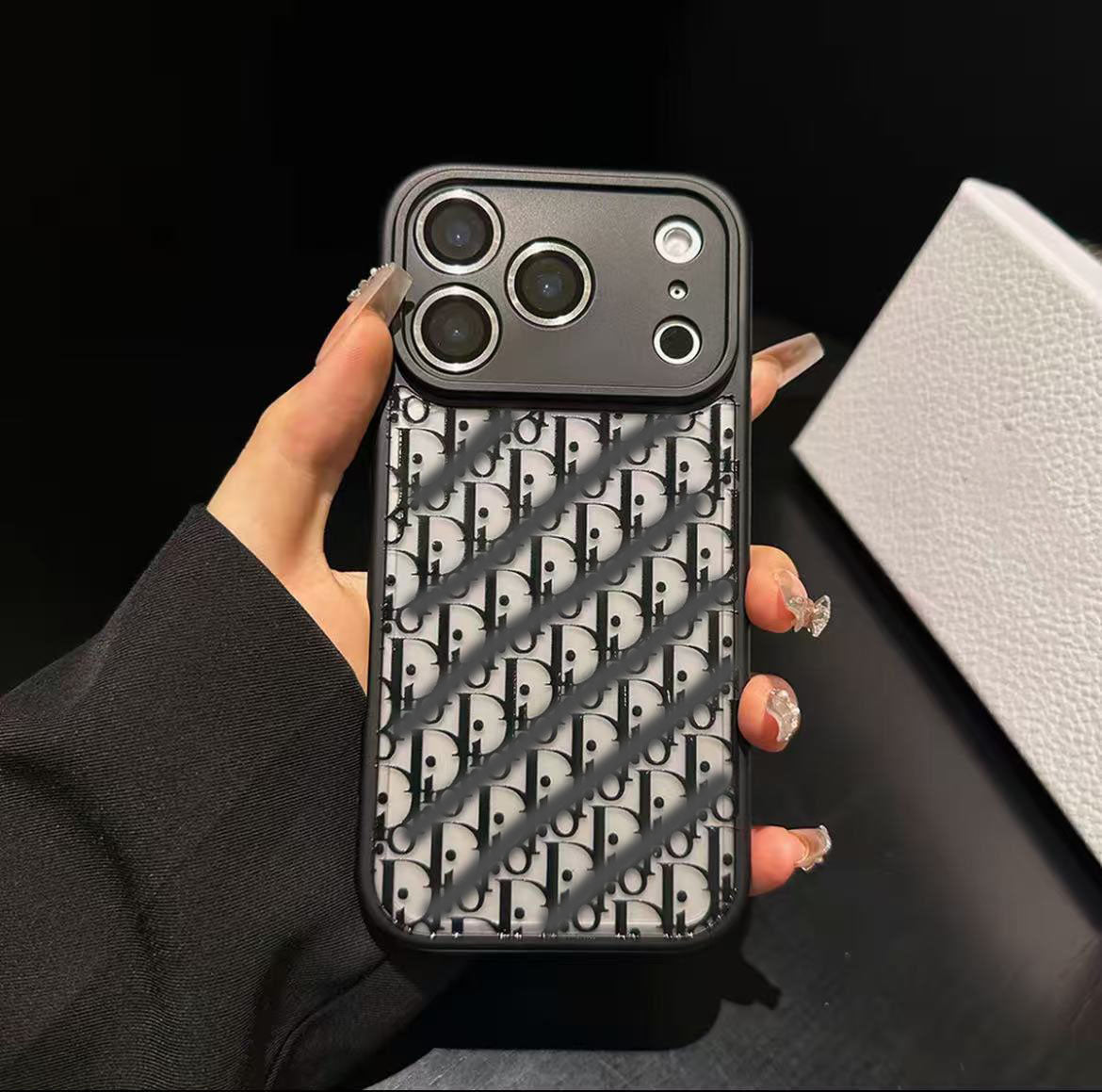 スマホケース  高級マット調の質感  ダブルV&C&G 耐衝撃・防振性能に優れ、高級感あふれるスマホケースで、iPhone11~17 に対応