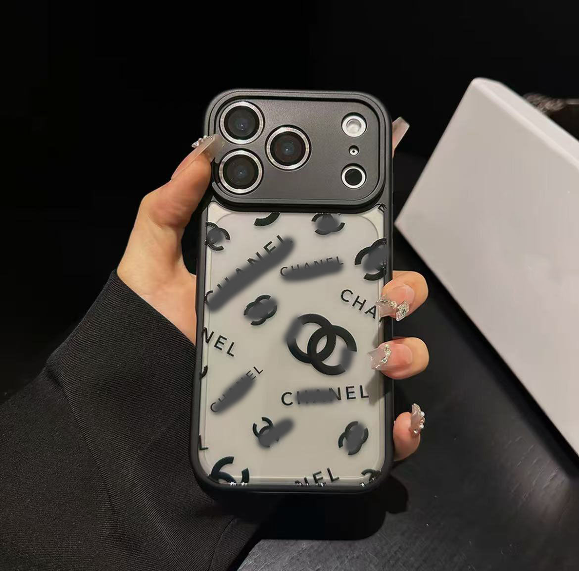 スマホケース  高級マット調の質感  ダブルV&C&G 耐衝撃・防振性能に優れ、高級感あふれるスマホケースで、iPhone11~17 に対応