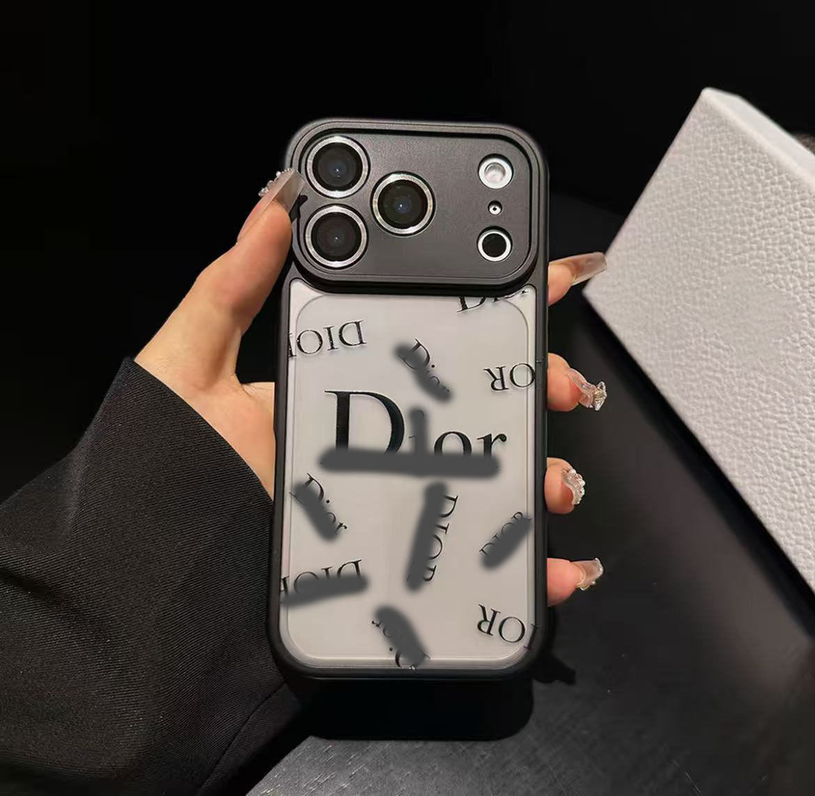 スマホケース  高級マット調の質感  ダブルV&C&G 耐衝撃・防振性能に優れ、高級感あふれるスマホケースで、iPhone11~17 に対応