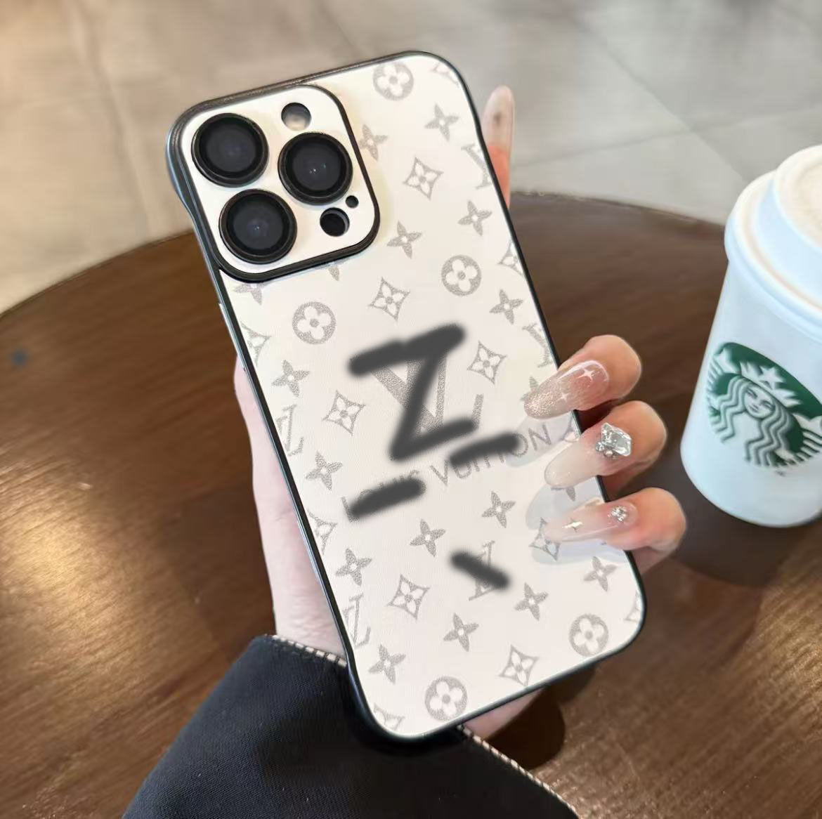 スマホケース  高級感ノーボーダーマホケース  ダブルV 耐衝撃・防振性能に優れ、高級感あふれるスマホケースで、iPhone12~17 に対応