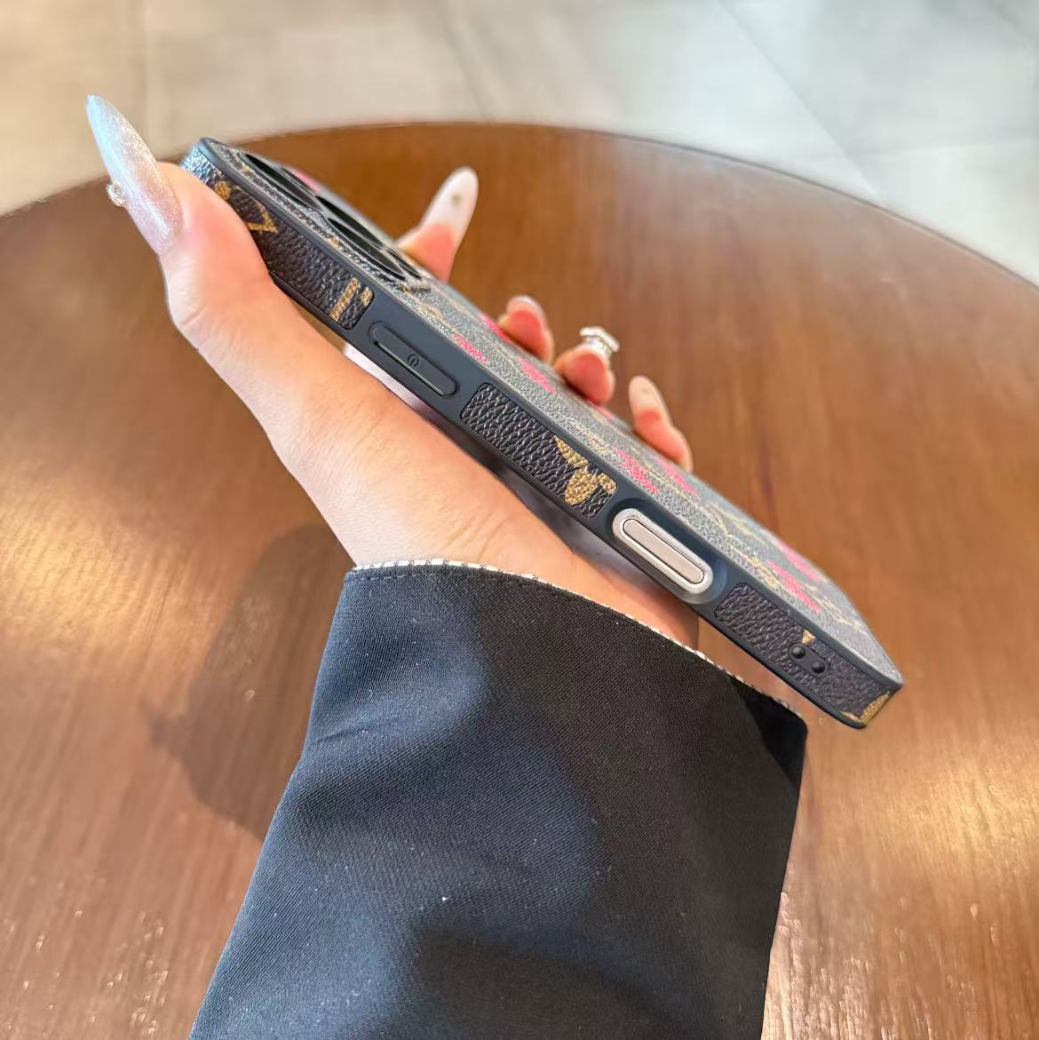 スマホケース  高級感 カートゥーングラフィティ ダブルV 耐衝撃・防振性能に優れ、高級感あふれるスマホケースで、iPhone14~17 に対応