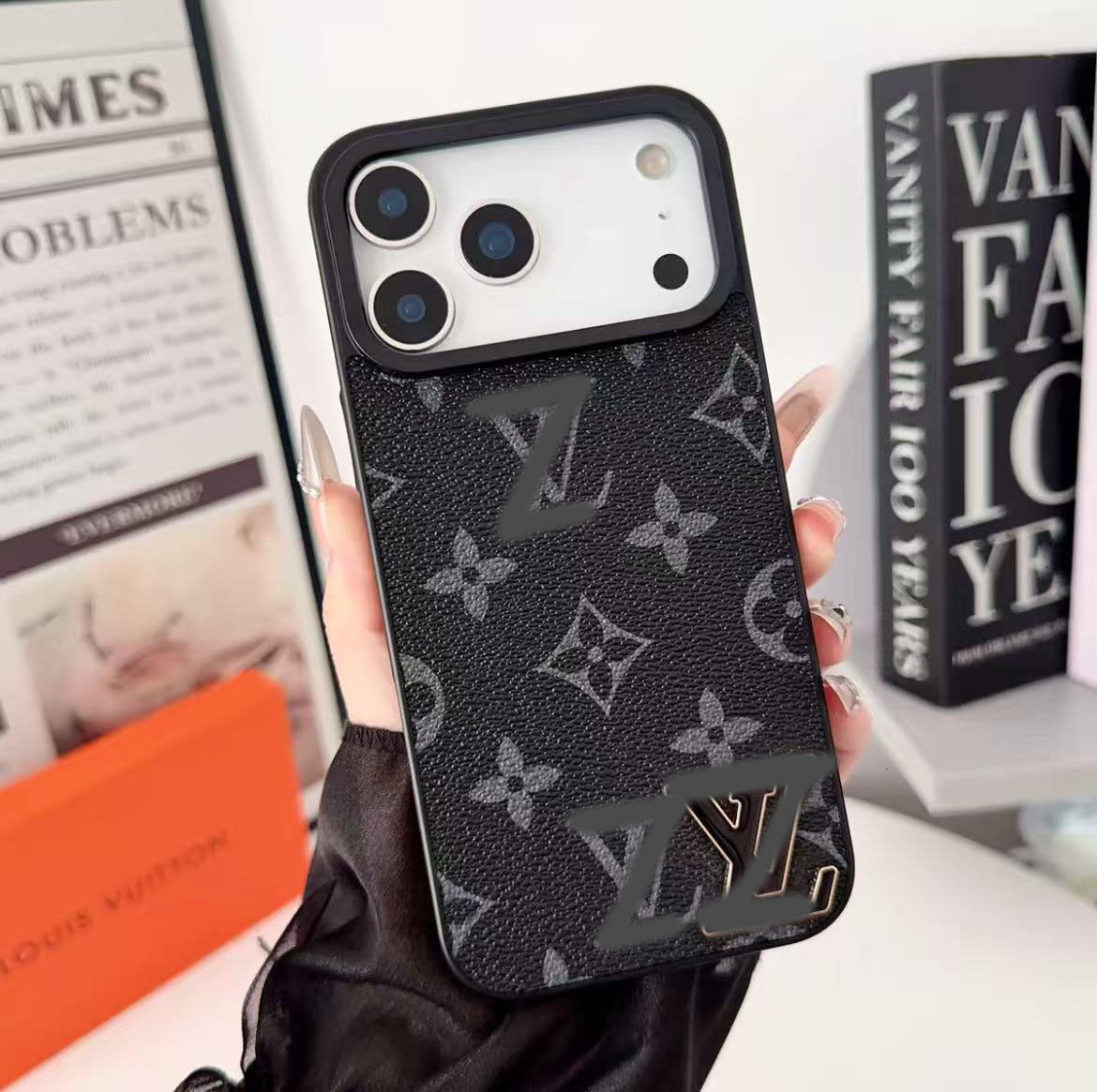 スマホケース  高級感 黒ロゴ ダブルV 耐衝撃・防振性能に優れ、高級感あふれるスマホケースで、iPhone12~17 に対応