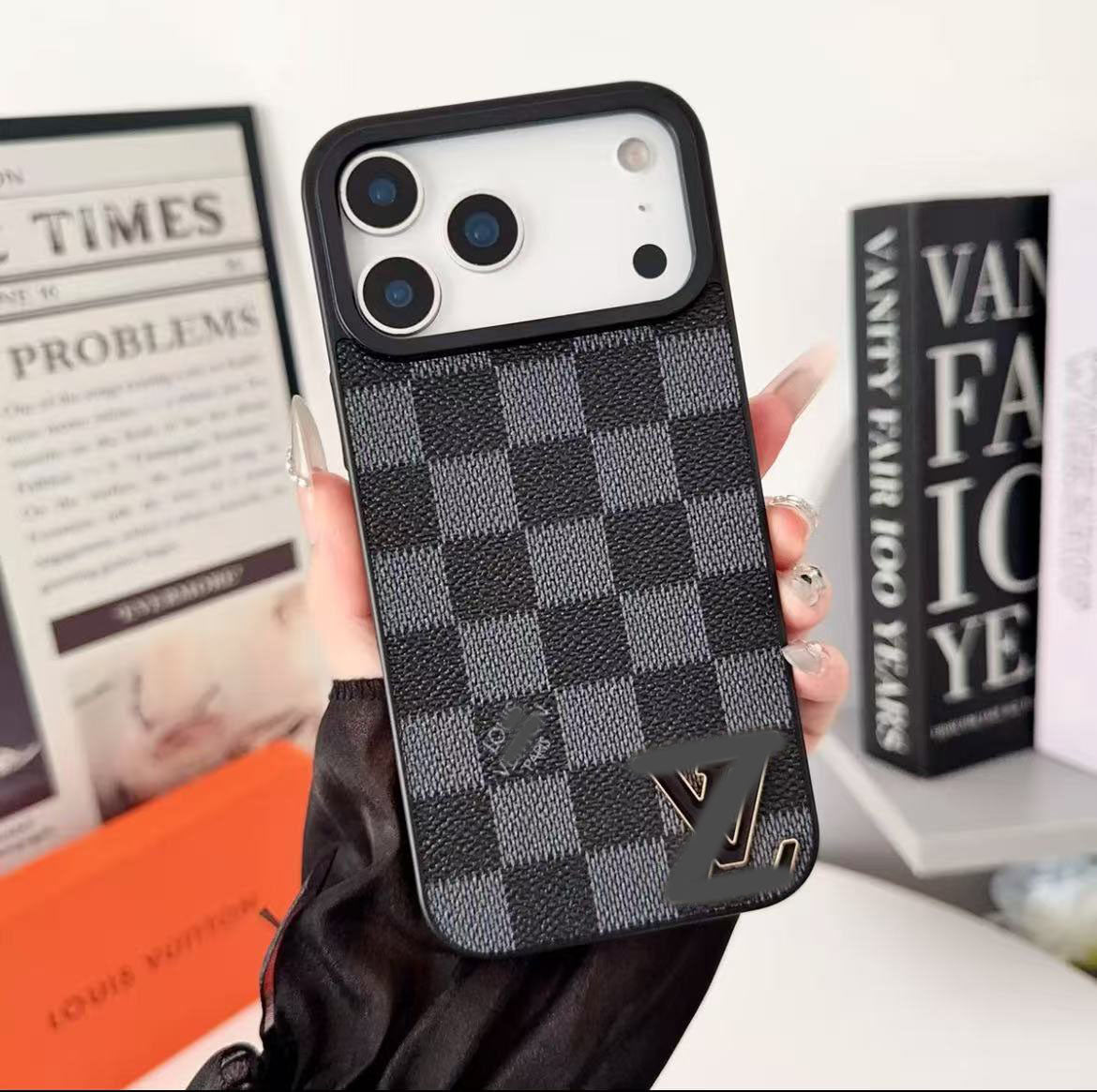 スマホケース  高級感 黒ロゴ ダブルV 耐衝撃・防振性能に優れ、高級感あふれるスマホケースで、iPhone12~17 に対応